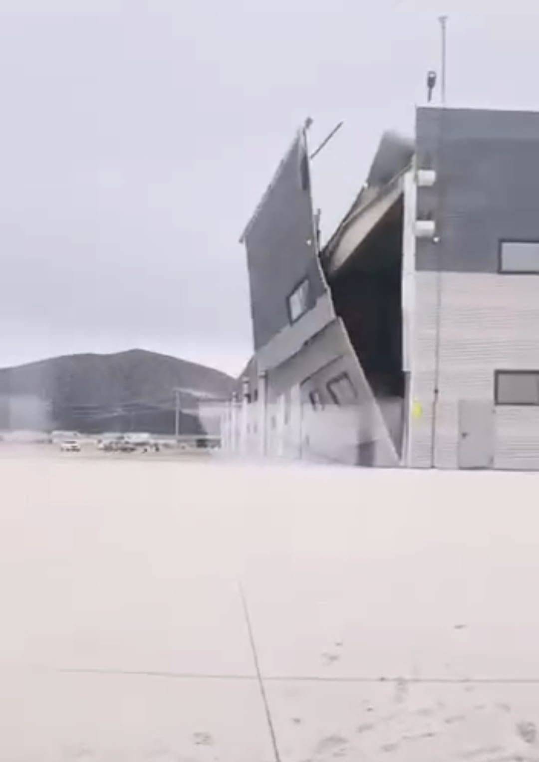 KÜTAHYA'DA ŞİDDETLİ RÜZGÂR FABRİKANIN DUVARINI İŞTE BÖYLE YIKTI