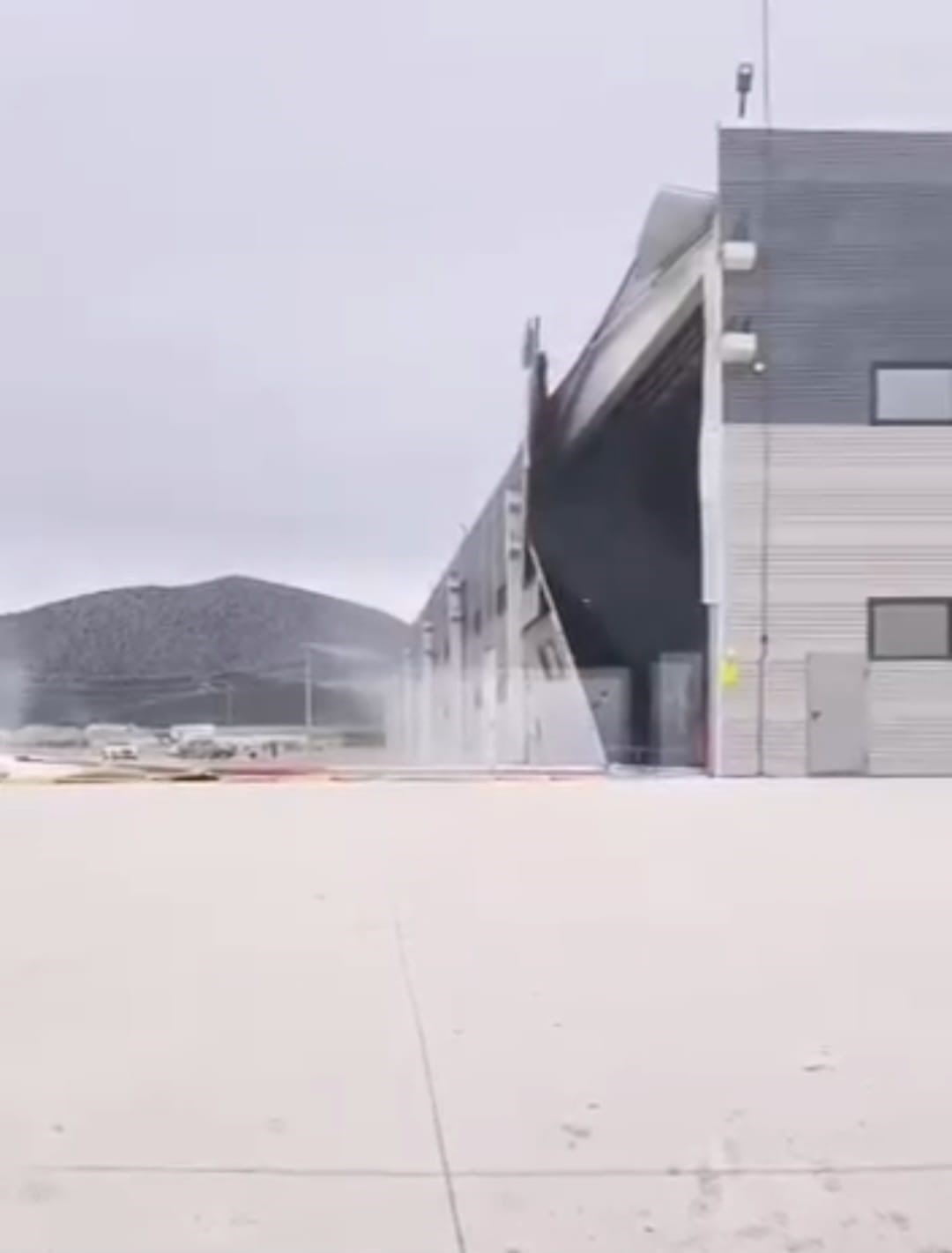 KÜTAHYA'DA ŞİDDETLİ RÜZGÂR FABRİKANIN DUVARINI İŞTE BÖYLE YIKTI