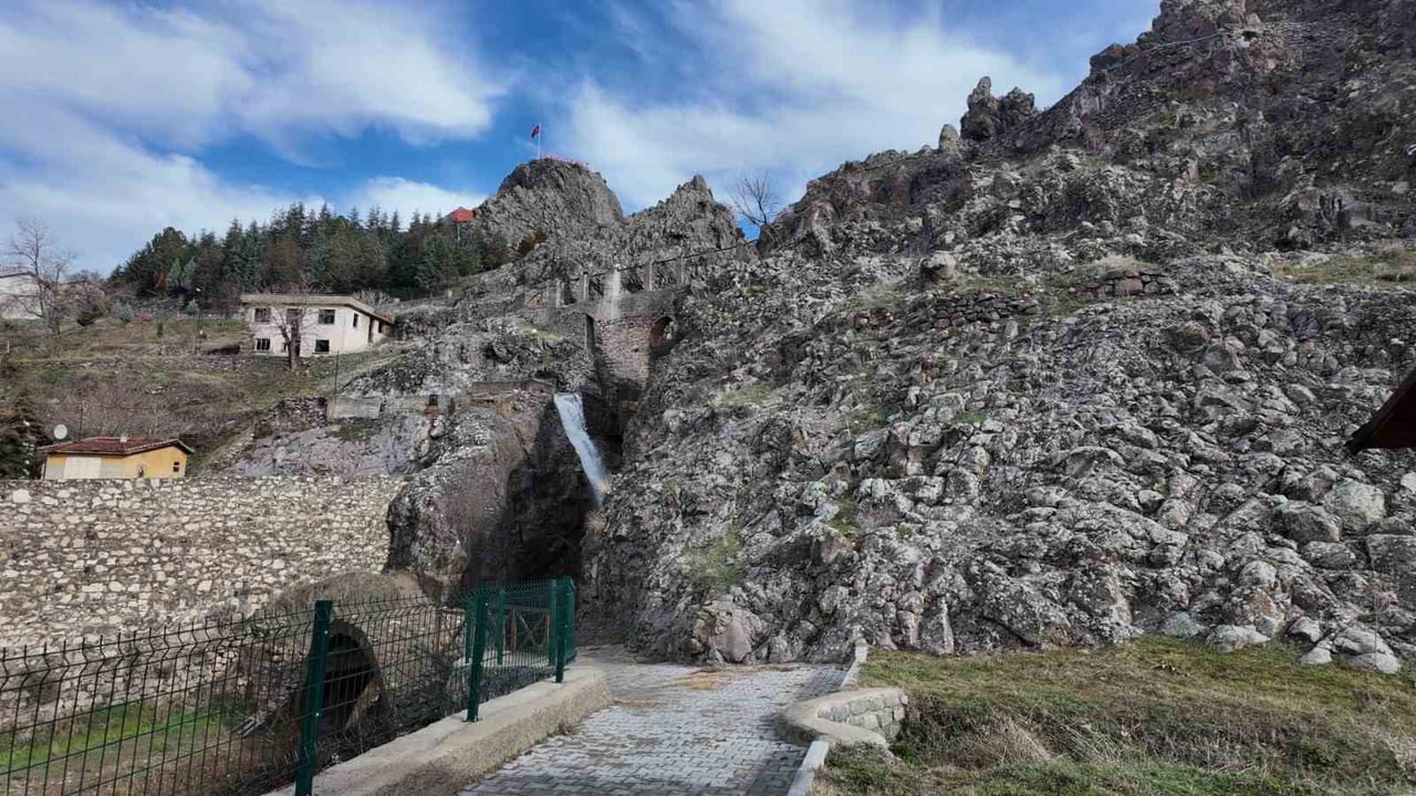 KÜTAHYA'NIN GEDİZ İLÇESİNDE KAYIP OLARAK ARANAN 15 YAŞINDAKİ KIZ ÇOCUĞUNUN CANSIZ BEDENİ DERE...