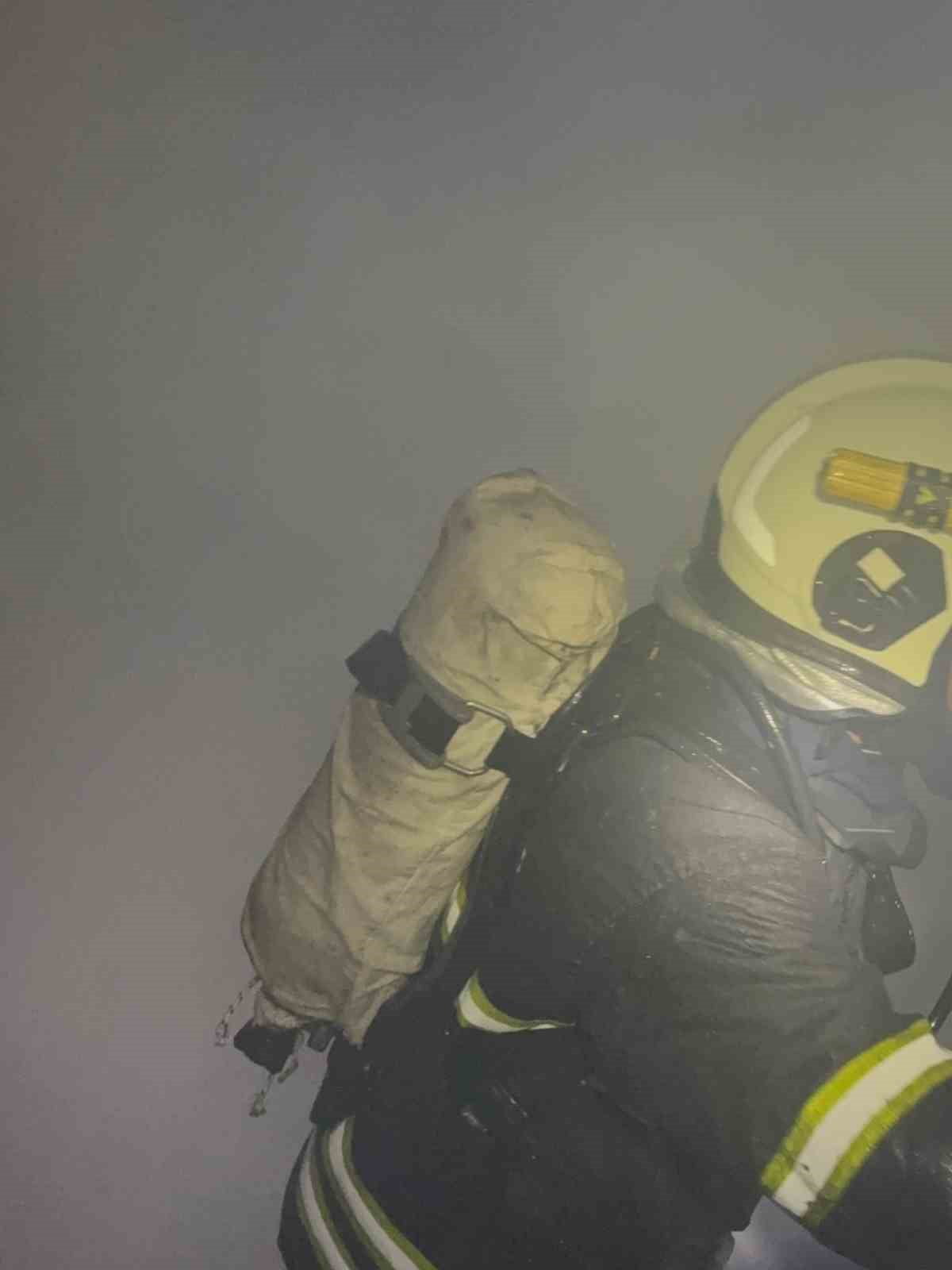 KÜTAHYA'NIN KÖPENEZ KÖYÜ'NDE GECE YARISI ÇIKAN YANGIN SONUCUNDA 1 EV KULLANILAMAZ HALE GELİRKEN...