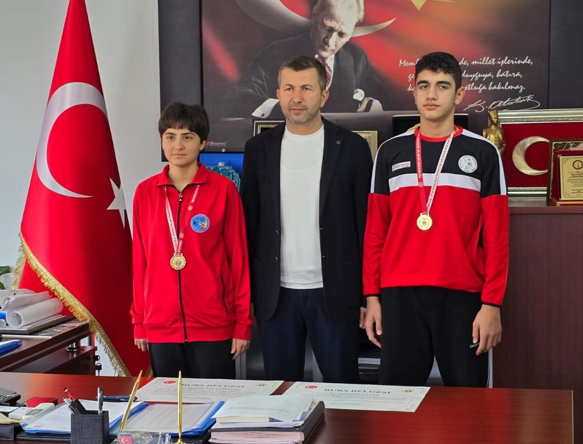 KÜTAHYA’DA DÜZENLENEN OKUL SPORLARINDA BAŞARI KAZANAN PAZARLAR SPOR LİSESİ ÖĞRENCİLERİNE ÖDÜLLER...