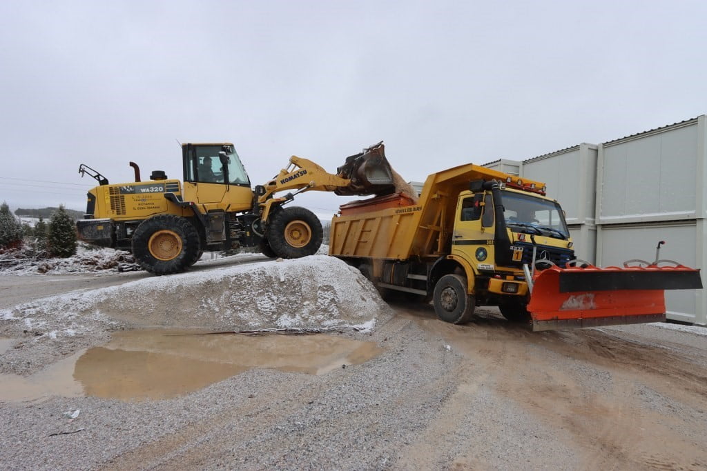 KÜTAHYA’DA KARLA MÜCADELE ÇALIŞMALARI ARALIKSIZ SÜRÜYOR