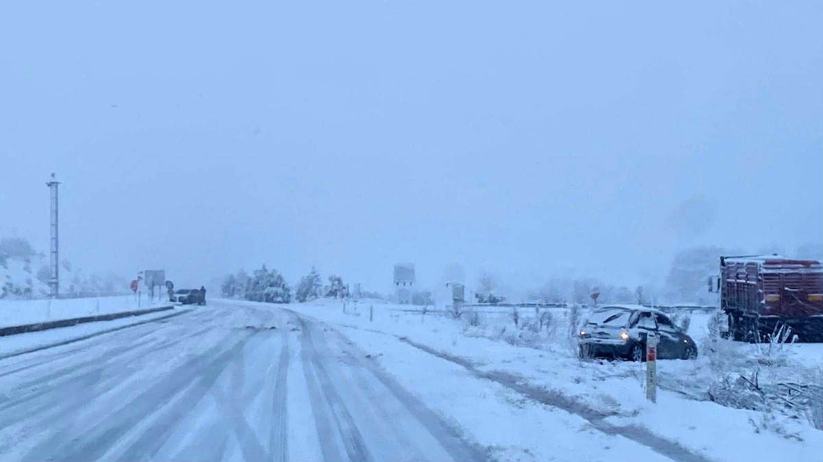 KÜTAHYA ŞEHİR MERKEZİNDE ETKİLİ OLAN KAR YAĞIŞI, KENTİ KISA SÜREDE BEYAZA BÜRÜDÜ