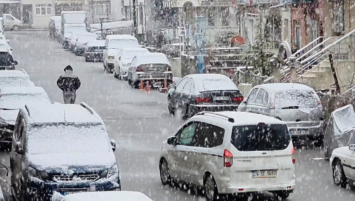 KÜTAHYA ŞEHİR MERKEZİNDE ETKİLİ OLAN KAR YAĞIŞI, KENTİ KISA SÜREDE BEYAZA BÜRÜDÜ