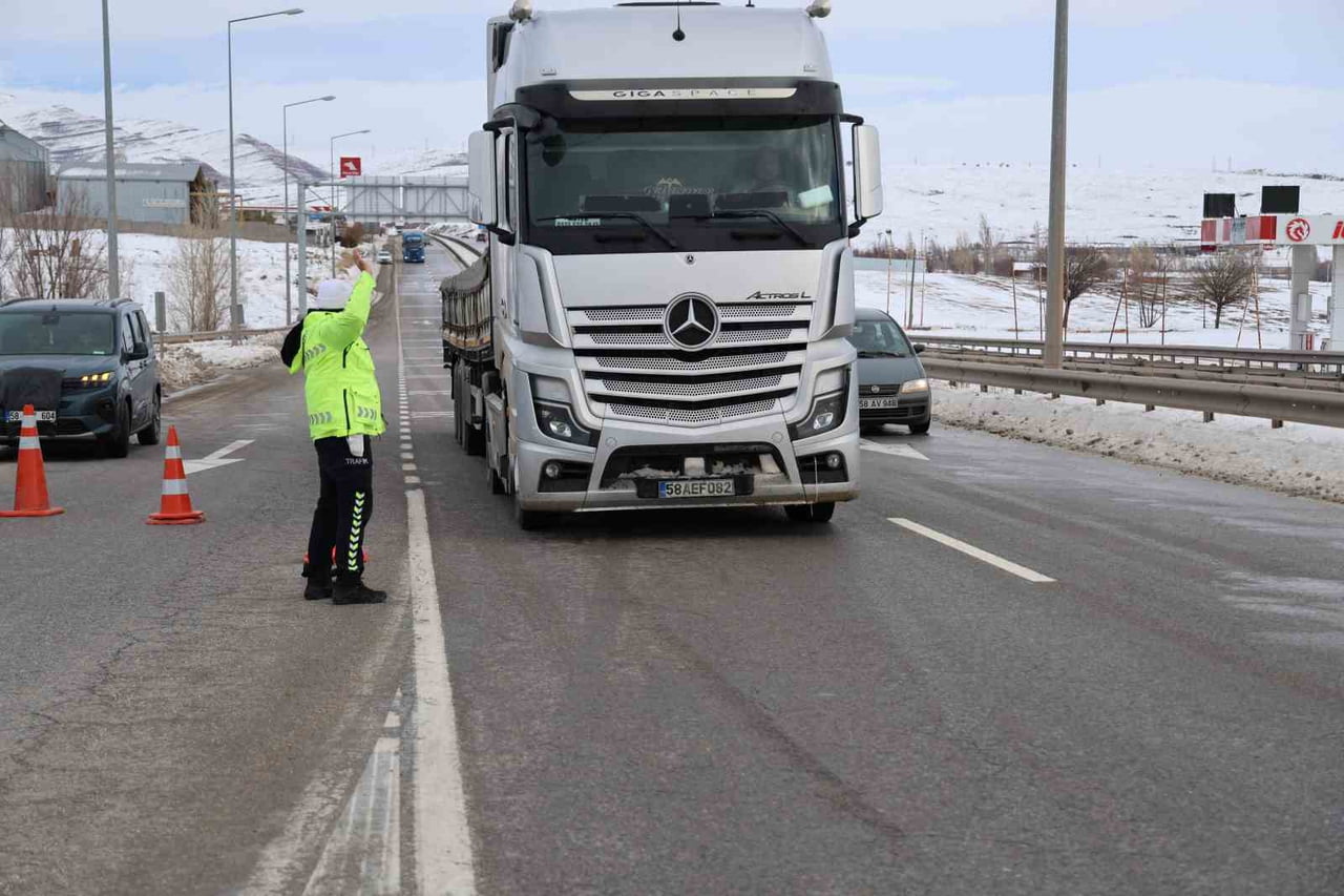KUVVETLİ FIRTINANIN ETKİLİ OLDUĞU SİVAS’TA, SİVAS-KAYSERİ KARA YOLU ARAÇ GEÇİŞİNE...