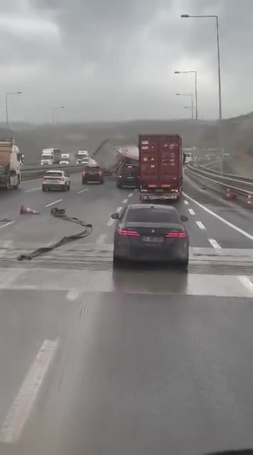 KUZEY MARMARA OTOYOLU'NUN KOCAELİ GEÇİŞİNDE SEYİR HALİNDEKİ TIRIN FIRTINA NEDENİYLE DEVRİLDİĞİ...
