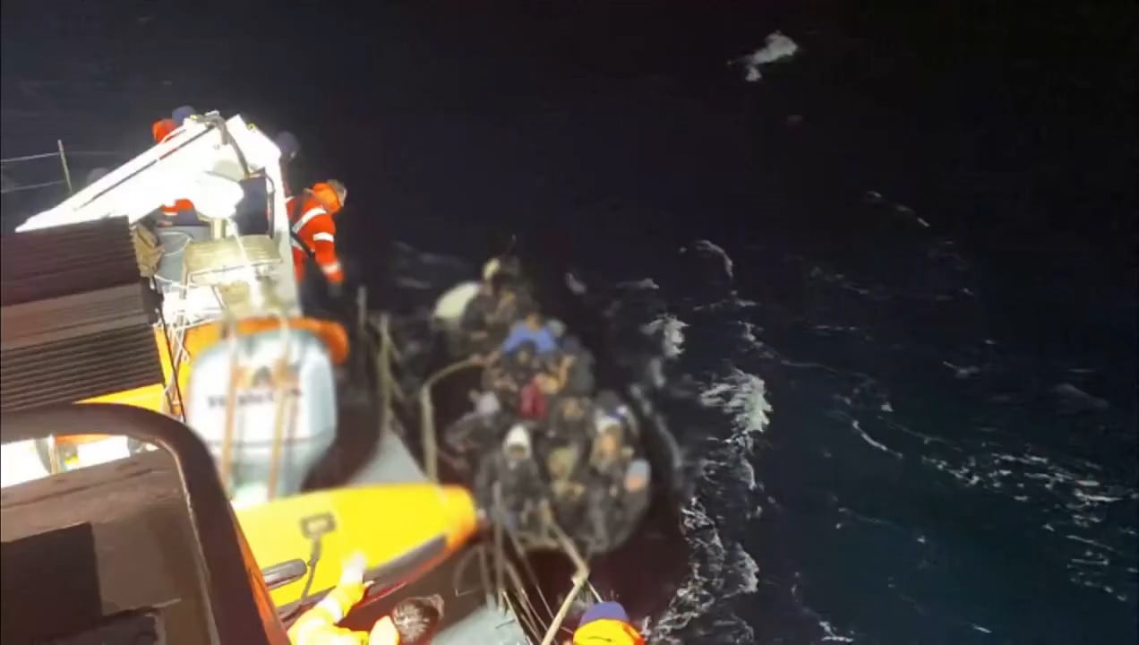 LASTİK BOTTAKİ 37 DÜZENSİZ GÖÇMEN, SAHİL GÜVENLİK EKİPLERİ TARAFINDAN (TCSG-61) SAĞ OLARAK...