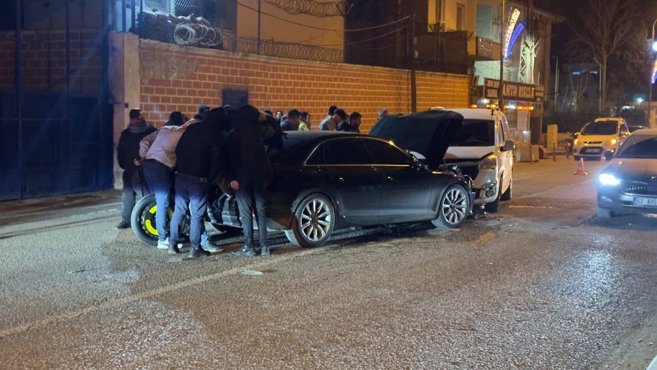 LÜKS ARAÇTAKİ HASARI GÖRENLER GÖZLERİNE İNANMADI