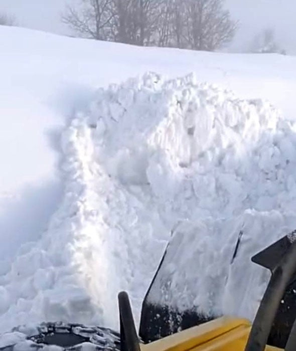 MALATYA'DA ETKİLİ OLAN KAR YAĞIŞI NEDENİYLE YER YER 1 BUÇUK METREYİ BULAN KARLA MÜCADELE...