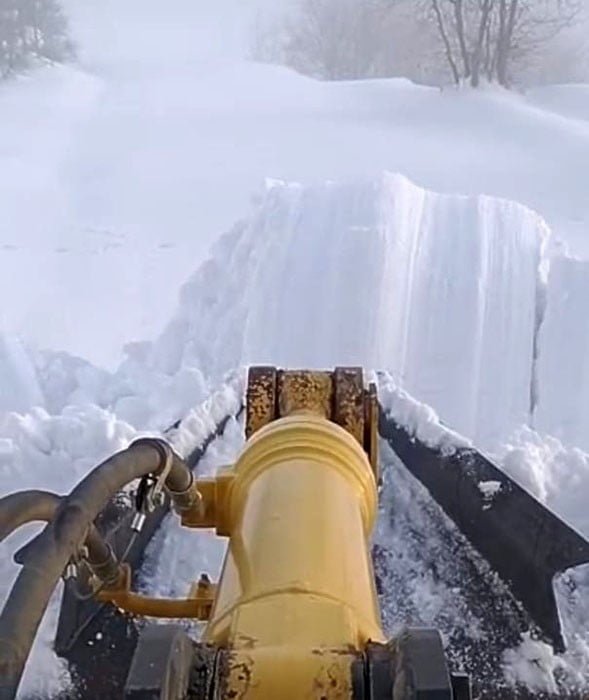 MALATYA'DA ETKİLİ OLAN KAR YAĞIŞI NEDENİYLE YER YER 1 BUÇUK METREYİ BULAN KARLA MÜCADELE...