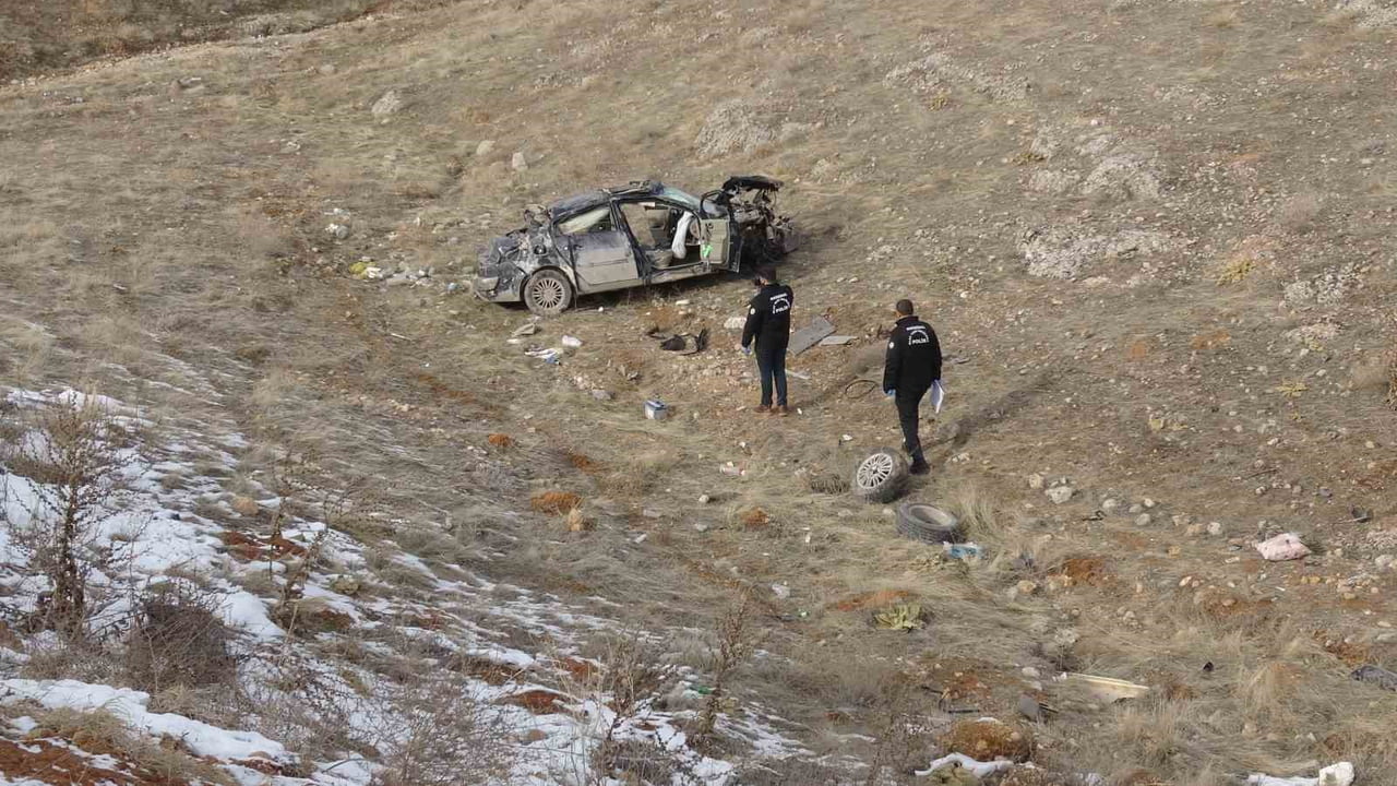 MALATYA'DA LASTİĞİ PATLAYAN OTOMOBİLİN ŞARAMPOLE DEVRİLMESİ SONUCU MEYDANA GELEN TRAFİK KAZASINDA...