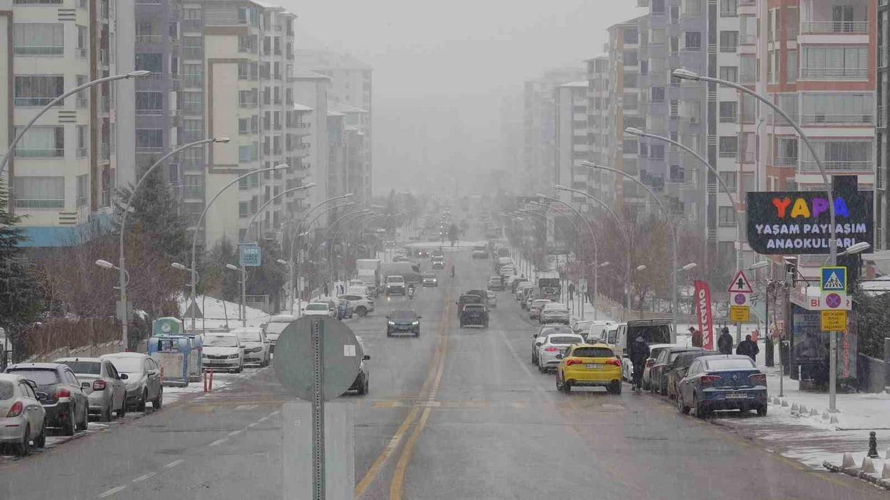 MALATYA'DA SOĞUK HAVA ETKİSİNİ SÜRDÜRÜRKEN, SİS VE KAR YAĞIŞI GÖRÜŞ MESAFESİNİ...