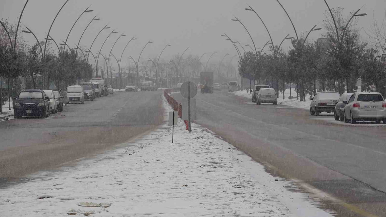 MALATYA'DA YOĞUN KAR YAĞIŞI NEDENİYLE KAMU PERSONELİNE İDARİ İZİN VE MOTOSİKLETLERE TRAFİK...