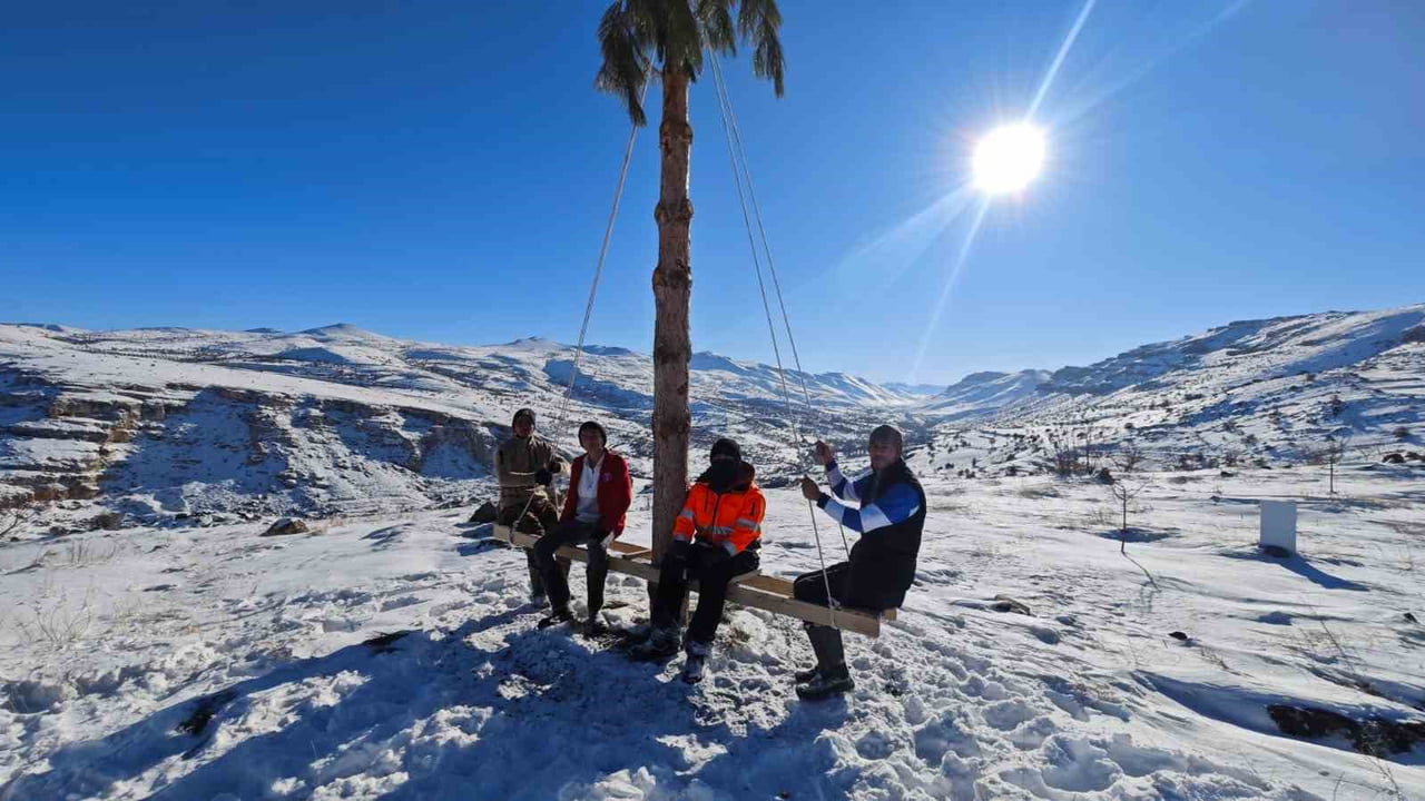 MALATYA'NIN AKÇADAĞ İLÇESİNDE BİN 600 RAKIMDA KAR YAĞIŞININ ARDINDAN BİR ARAYA GELEN ARKADAŞ...