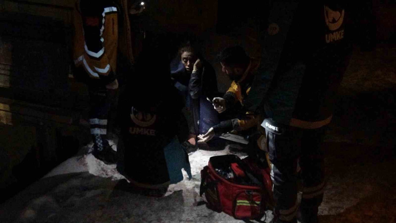 MALATYA’DA EV YANGINI: MAHSUR KALAN KADIN KURTARILDI