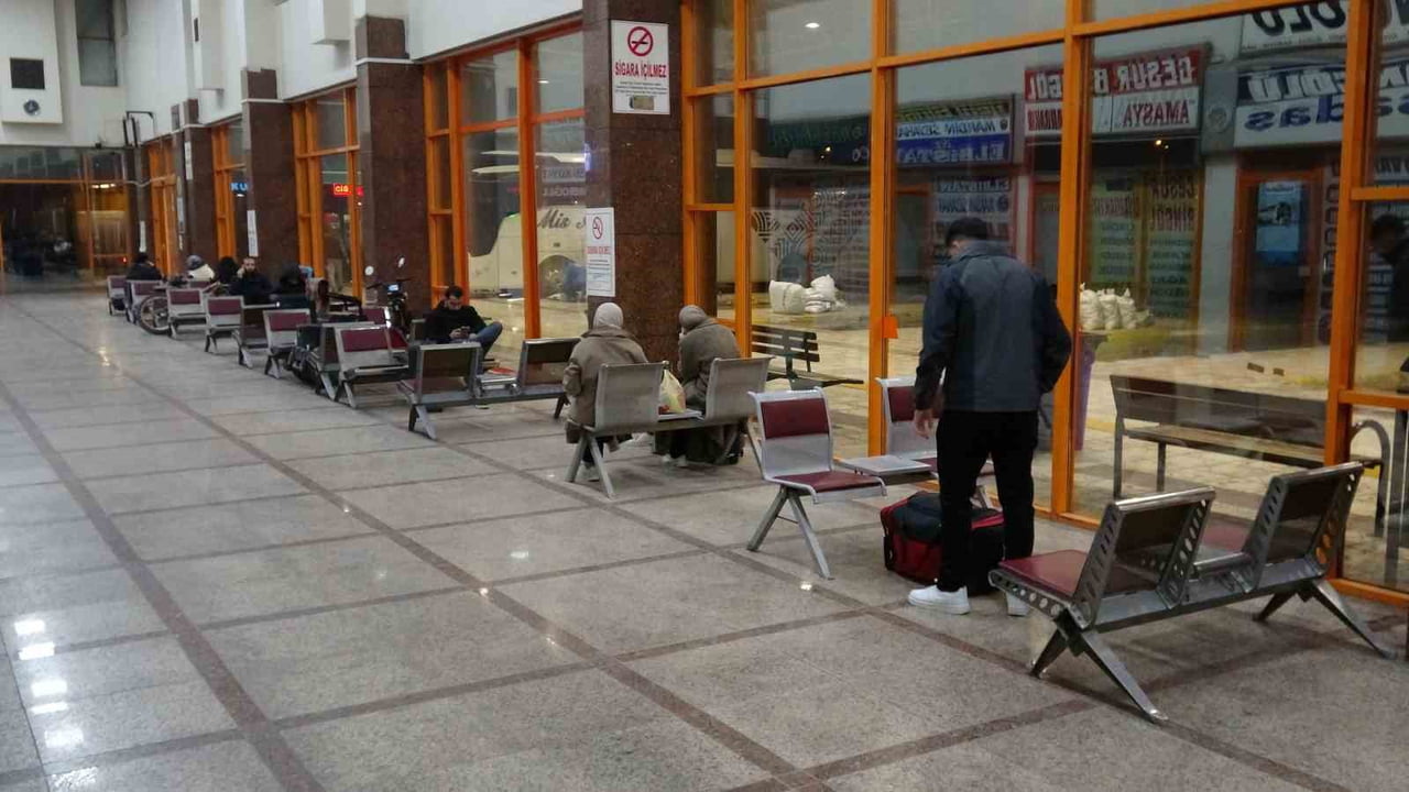 MALATYA’DA KAR YAĞIŞ NEDENİYLE OTOBÜS SEFERLERİ DURDURULDU