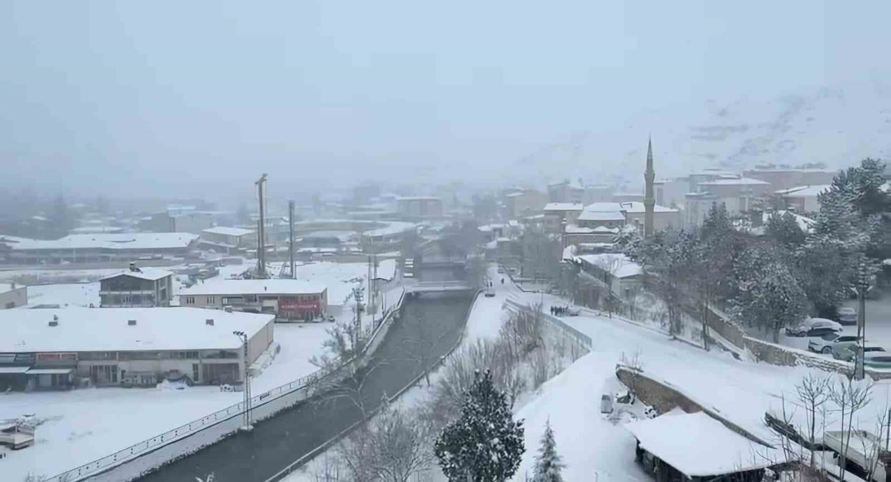 MALATYA’DA KAR YAĞIŞI ETKİSİNİ ARTTIRDI