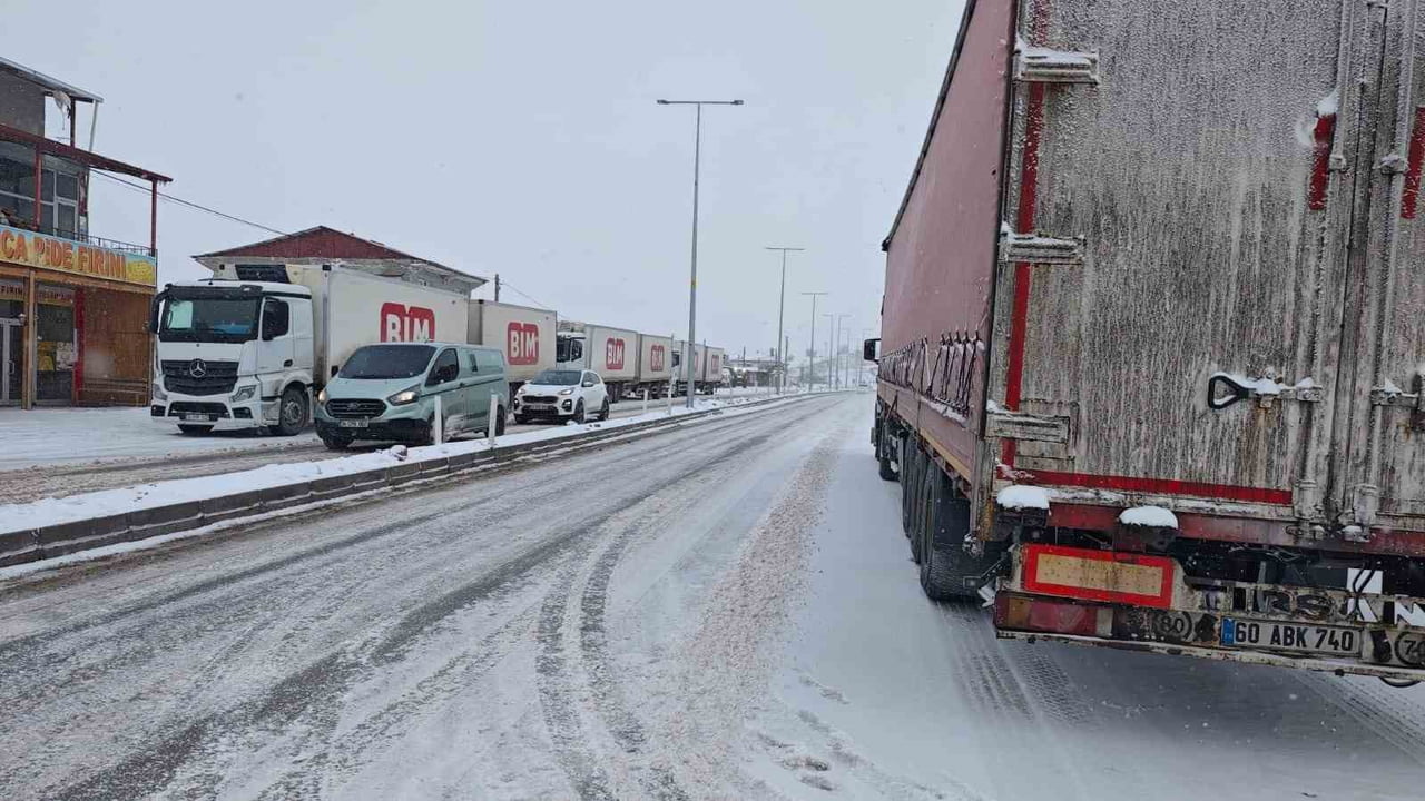 MALATYA’DA KAR YAĞIŞI ULAŞIMI AKSATTI