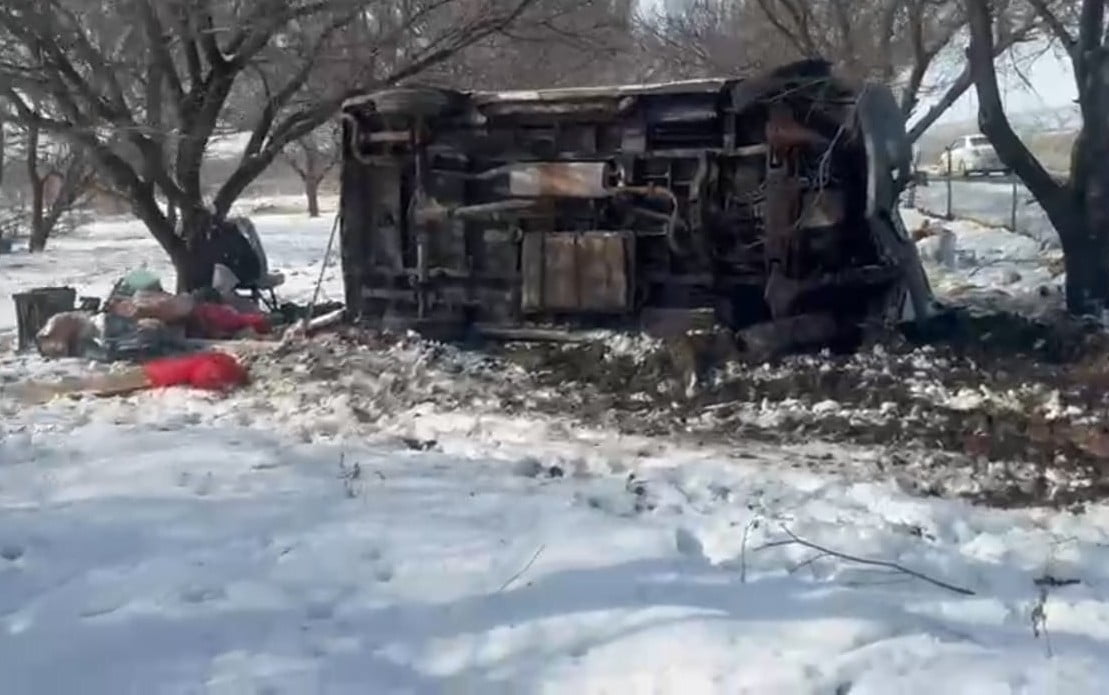 MALATYA’DA KONTROLDEN ÇIKAN MİNİBÜS KAYISI BAHÇESİNE UÇTU