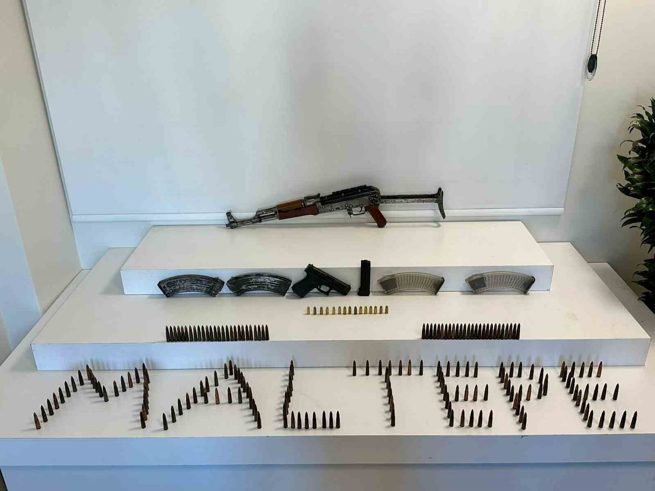 MALTEPE'DE BİR İKAMETE DÜZENLENEN OPERASYONDA UZUN NAMLULU SİLAH VE ÇOK SAYIDA ŞARJÖR ELE...