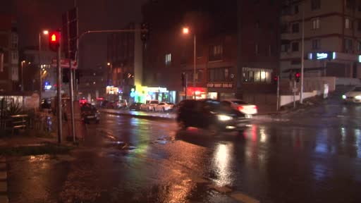 Maltepe'de sağanak yağış etkili oldu, yollar göle döndü