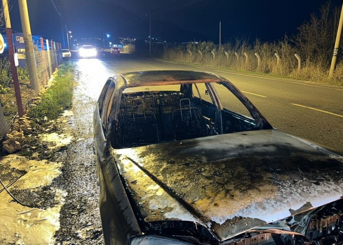 MANİSA'NIN KIRKAĞAÇ İLÇESİNE BAĞLI BAKIR MAHALLESİ'NDE BİR OTOMOBİL ALEV ALEV YANDI.