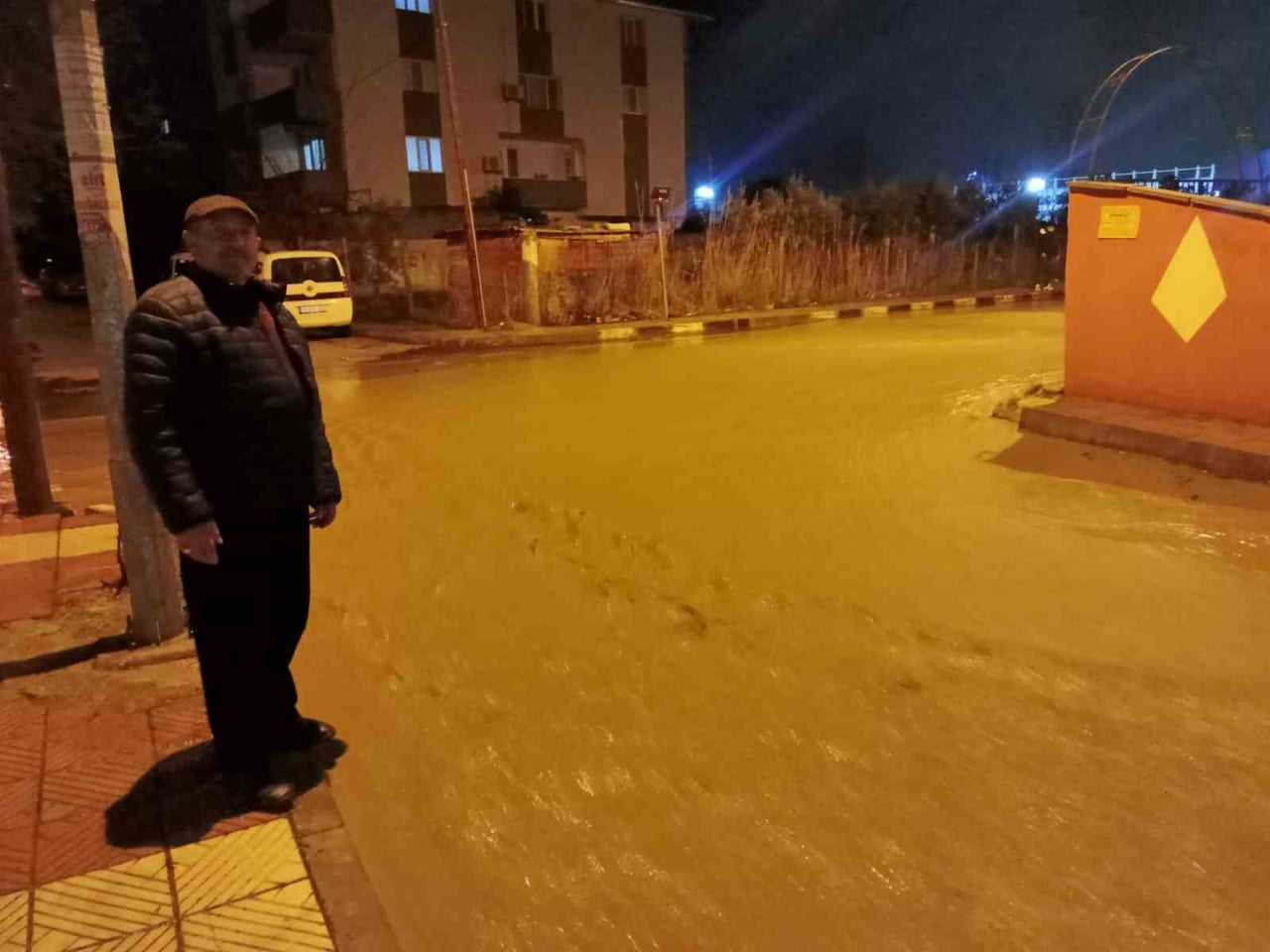 MANİSA’DA AKŞAM SAATLERİNDE ETKİSİNİ ARTIRAN ŞİDDETLİ SAĞANAK YAĞIŞ SU TAŞKINLARINA NEDEN OLURKEN;...