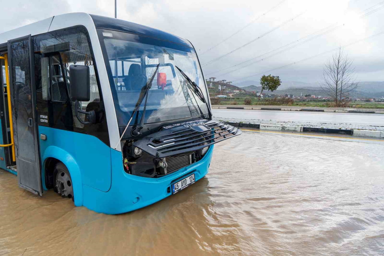 MANİSA’DA SABAH SAATLERİNDE BAŞLAYAN SAĞANAK YAĞIŞ NEDENİYLE BİR ÇOK NOKTADA SU TAŞKINLARI MEYDANA...