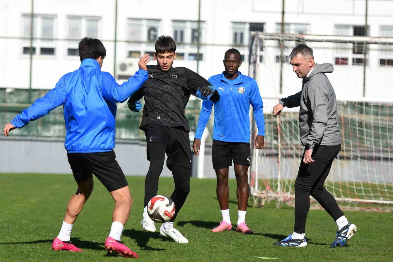 MANİSA FUTBOL KULÜBÜ GÜNÜ YENİLEME ANTRENMANIYLA TAMAMLADI.