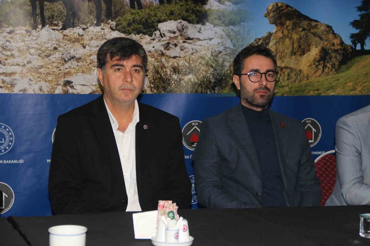 MANİSA GAZETECİLER CEMİYETİ BAŞKANI ÖNDER AYDIN (SAĞDAKİ) İSE SENDİKACILIĞIN HAK ARAYIŞINDAKİ...