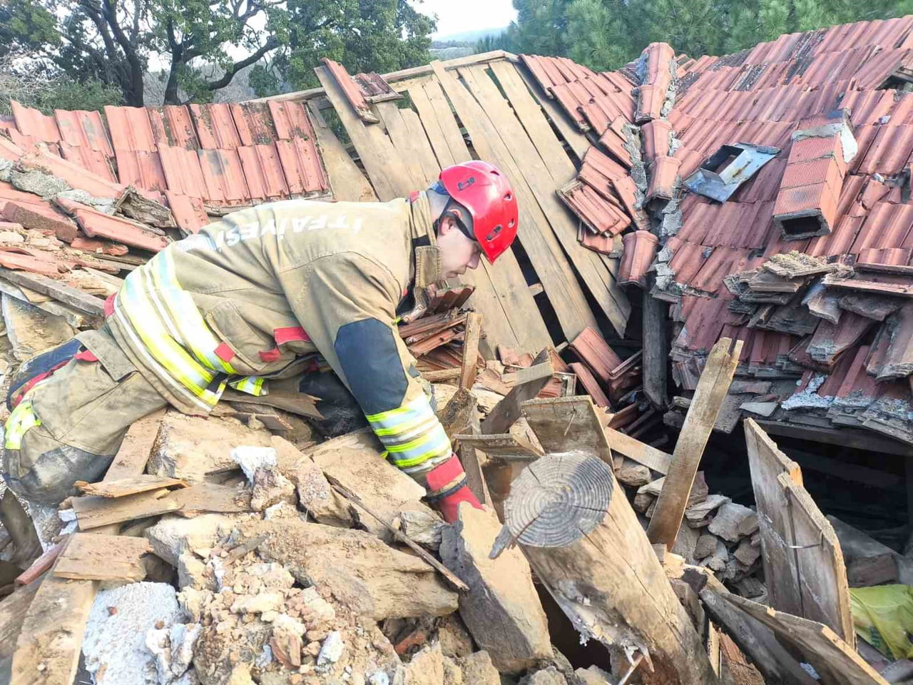 MANİSA’NIN AKHİSAR İLÇESİNE BAĞLI HACIAHMETLER MAHALLESİ’NDE TEK KATLI KERPİÇ EVİN ÇÖKMESİ SONUCU...