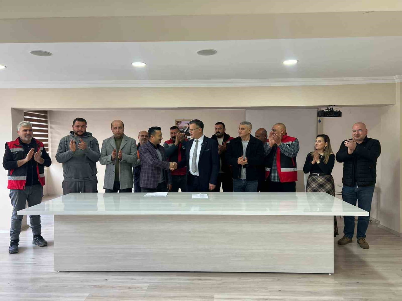 MANİSA’NIN ALAŞEHİR İLÇESİNDE BELEDİYE ÇALIŞANLARINI SEVİNDİREN MAAŞ ZAMMI AÇIKLANDI. ALAŞEHİR...