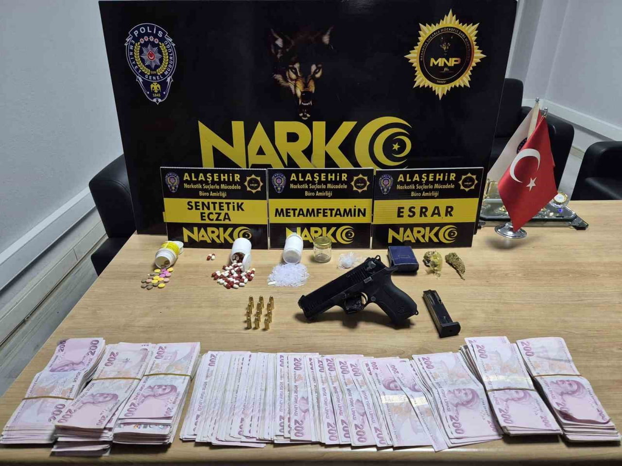 MANİSA’NIN ALAŞEHİR İLÇESİNDE POLİS EKİPLERİNCE DÜZENLENEN UYUŞTURUCU OPERASYONUNDA 1 ŞÜPHELİ...