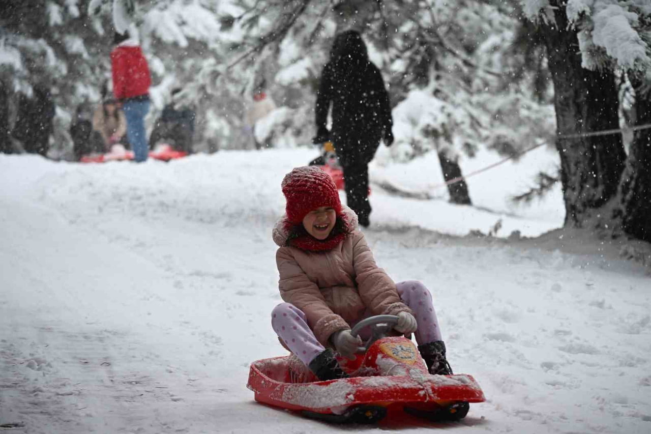 MANİSA’NIN DEMİRCİ İLÇESİ MERKEZİNDE YAĞMUR, YÜKSEK KESİMLERDE İSE KAR YAĞIŞI ETKİLİ OLDU....
