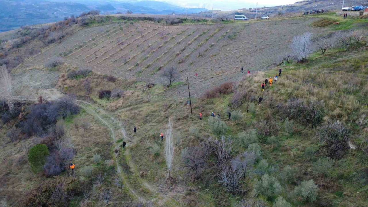 MANİSA’NIN DEMİRCİ İLÇESİNDE 8 GÜNDÜR KAYIP OLARAK ARANAN KADININ CANSIZ BEDENİ DERE YATAĞINDA...