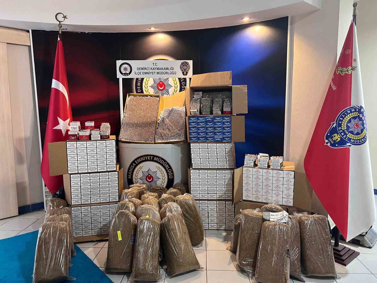 MANİSA’NIN DEMİRCİ İLÇESİNDE DÜZENLENEN KAÇAKÇILIK OPERASYONUNDA YÜKLÜ MİKTARDA KAÇAK TÜTÜN VE...