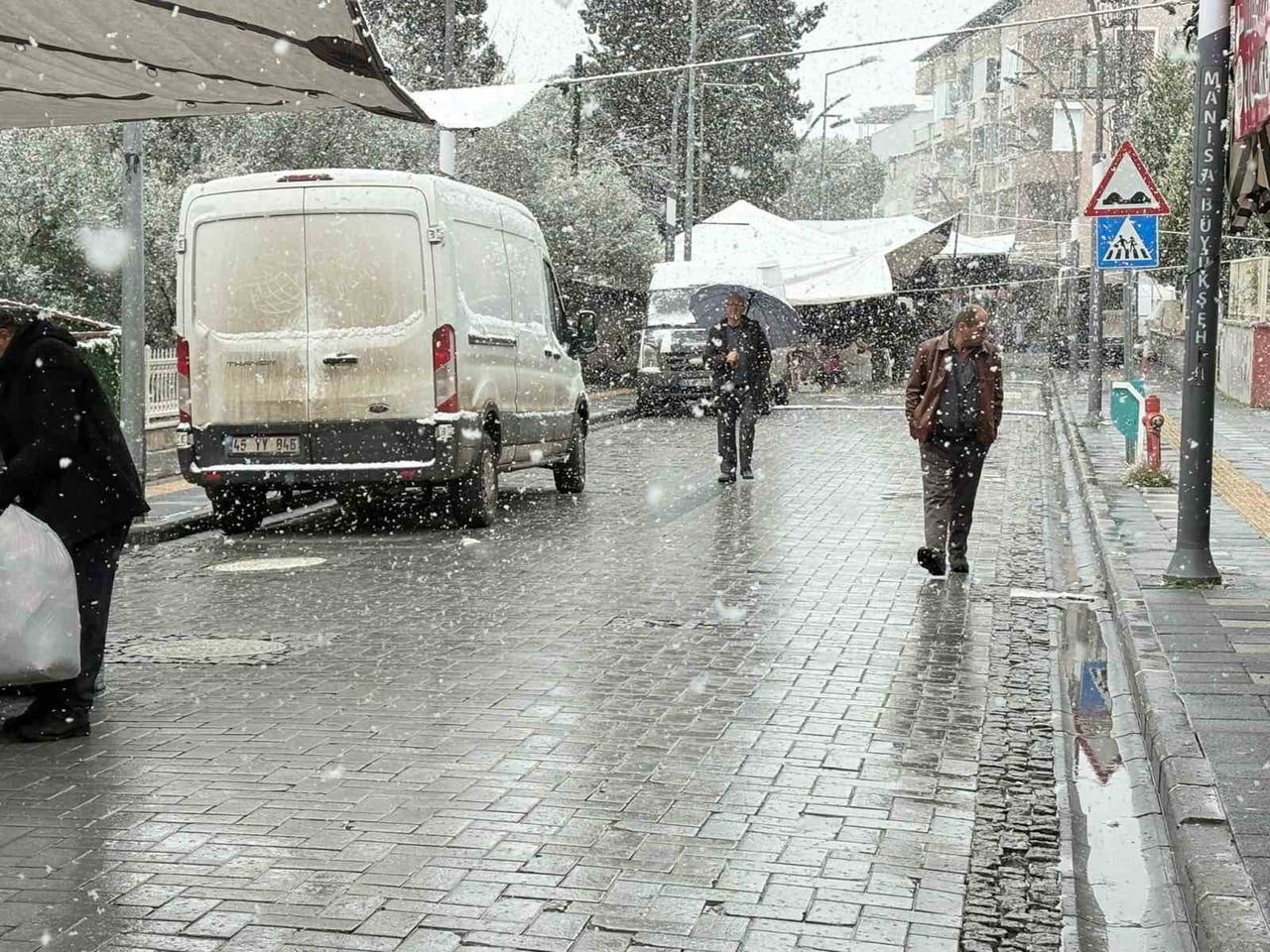 MANİSA’NIN GÖRDES İLÇESİNDE ÖĞLE SAATLERİNDEN İTİBAREN BAŞLAYAN KAR YAĞIŞI İLÇE GENELİNDE ETKİLİ...