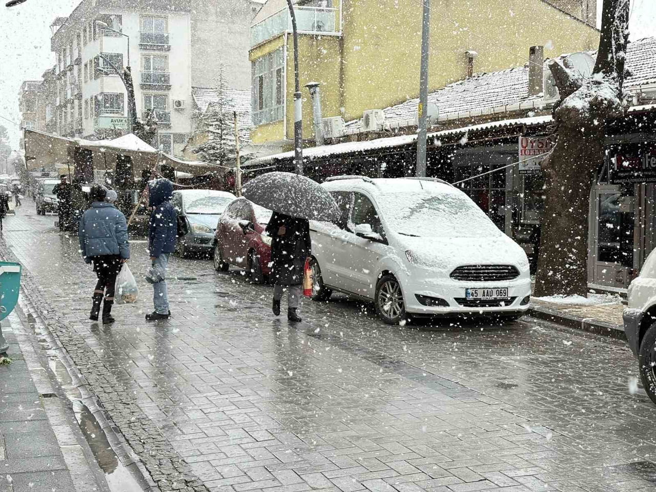 MANİSA’NIN GÖRDES İLÇESİNDE ÖĞLE SAATLERİNDEN İTİBAREN BAŞLAYAN KAR YAĞIŞI İLÇE GENELİNDE ETKİLİ...