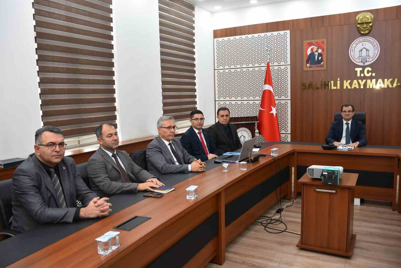 MANİSA’NIN SALİHLİ İLÇE KAYMAKAMI ALİ GÜLDOĞAN BAŞKANLIĞINDA, İLGİLİ KURUM AMİRLERİNİN KATILIMIYLA...