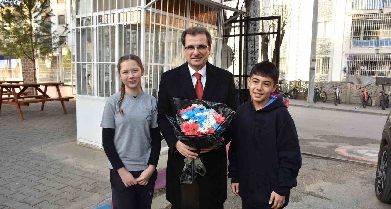 MANİSA’NIN SALİHLİ İLÇE KAYMAKAMI ALİ GÜLDOĞAN, OKUL ZİYARETLERİ KAPSAMINDA MİLLİ EGEMENLİK...