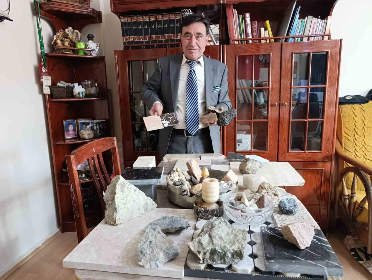 MANİSA’NIN SALİHLİ İLÇESİNDE YAŞAYAN 58 YAŞINDAKİ MADEN TEKNİKERİ NAZMİ GEDİKKAYA, YILLAR BOYUNCA...