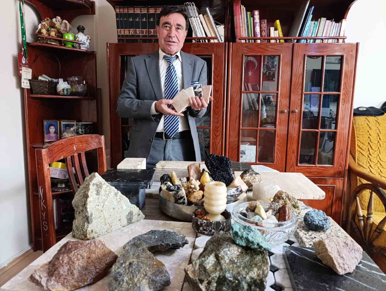 MANİSA’NIN SALİHLİ İLÇESİNDE YAŞAYAN 58 YAŞINDAKİ MADEN TEKNİKERİ NAZMİ GEDİKKAYA, YILLAR BOYUNCA...