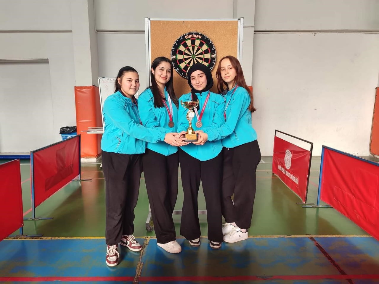 MANİSA’NIN SALİHLİ İLÇESİNDEKİ ŞAHİN ŞEN ANADOLU KIZ İMAM HATİP LİSESİ DART TAKIMI, OKUL SPORLARI...