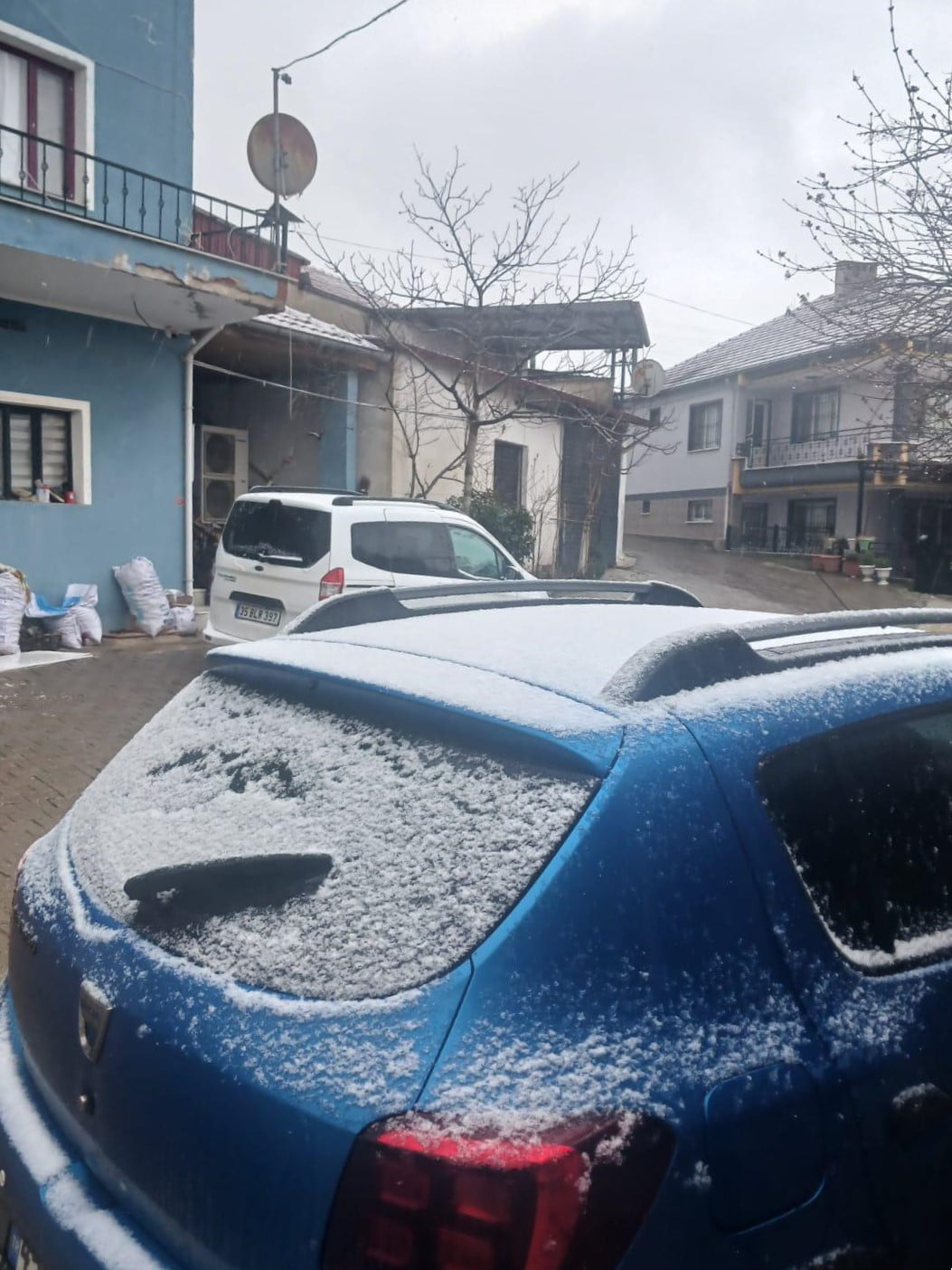 MANİSA’NIN SARIGÖL İLÇESİNDE SABAHA KARŞI ETKİLİ OLAN SOĞUK HAVA İLE BİRLİKTE, İLÇENİN YÜKSEK...