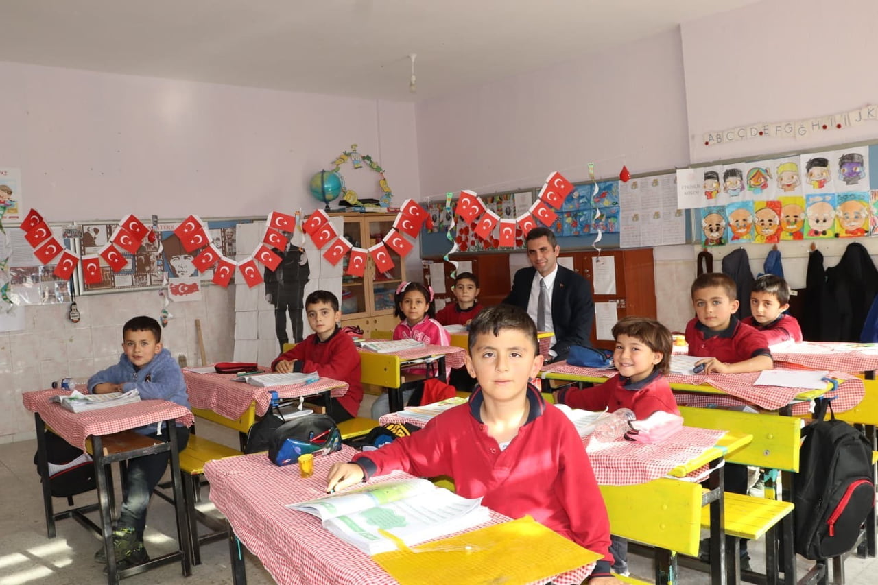 MANİSA’NIN SELENDİ KAYMAKAMI MÜCAHİT ENES YILDIZ, KIRSAL ÇAMLICA MAHALLESİ’NDE BULUNAN İLKÖĞRETİM...