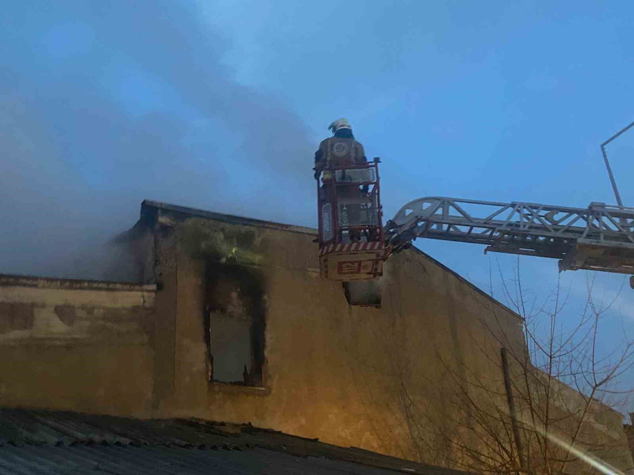 MANİSA’NIN TURGUTLU İLÇESİNDE BULUNAN BİR MOBİLYA ATÖLYESİNDE ÇIKAN YANGIN MADDİ HASARA YOL...