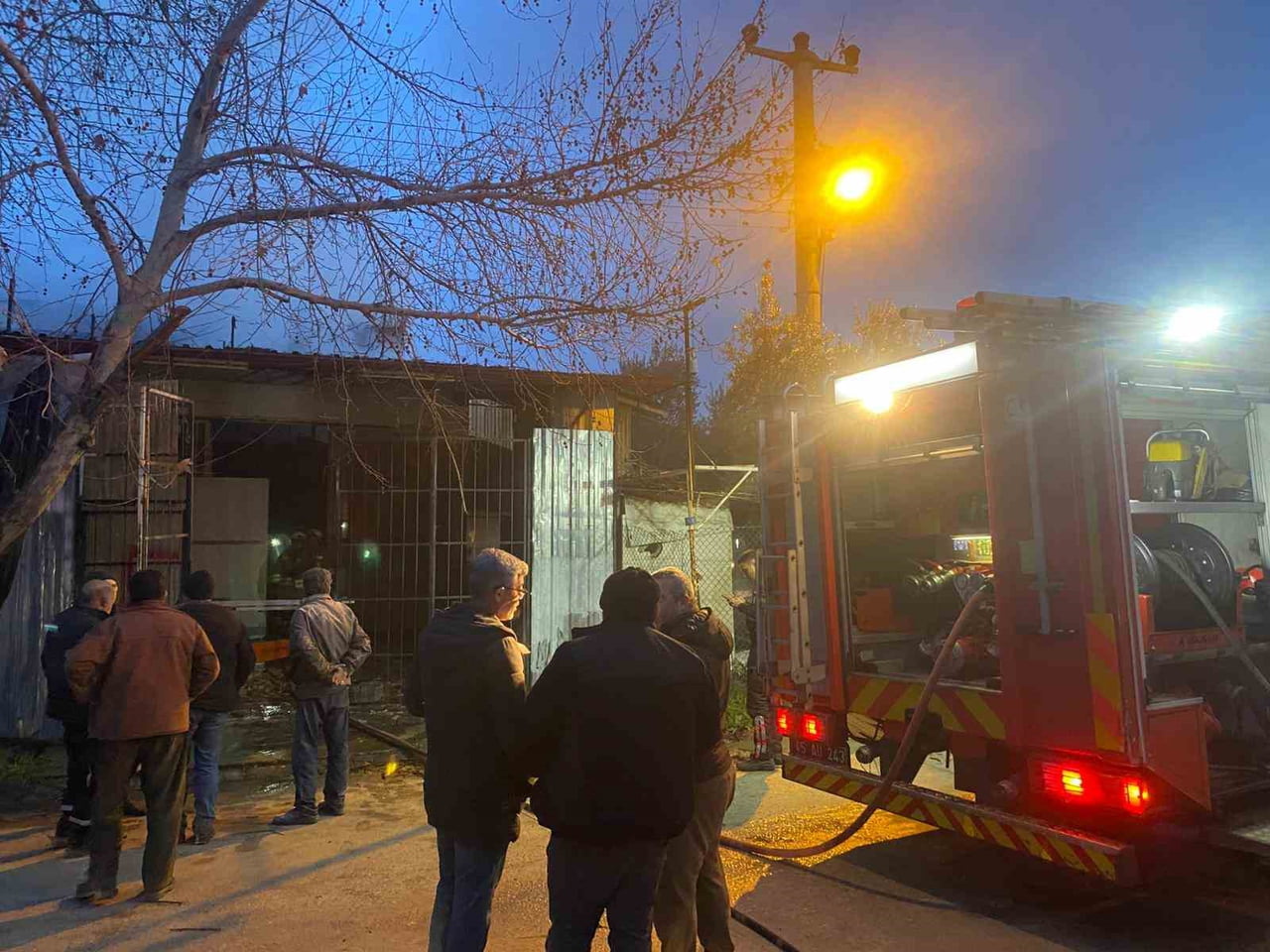 MANİSA’NIN TURGUTLU İLÇESİNDE BULUNAN BİR MOBİLYA ATÖLYESİNDE ÇIKAN YANGIN MADDİ HASARA YOL...