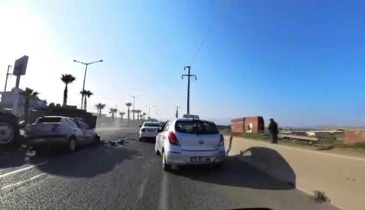 MANİSA’NIN TURGUTLU İLÇESİNDE YEŞİL IŞIKTA HAREKET EDEN OTOMOBİLİN TALİ YOLDAN ÇIKAN TUĞLA YÜKLÜ...