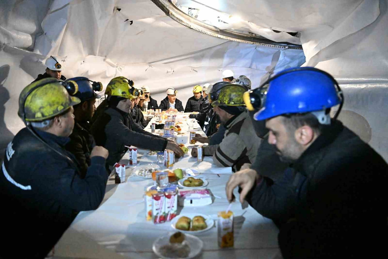 MANİSA VALİSİ VAHDETTİN ÖZKAN, YENİ YIL DOLAYISIYLA SOMA İLÇESİNDE GÖREV YAPAN MADENCİLERİ ZİYARET...