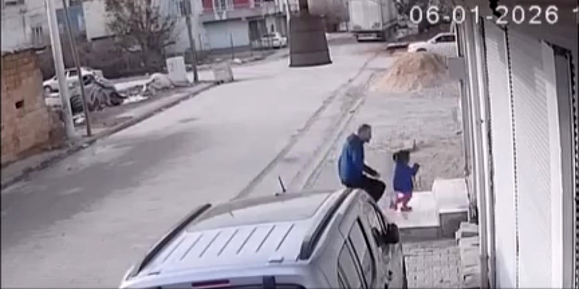 MARDİN'İN KIZILTEPE İLÇESİNDE SOKAK ORTASINDA BİR KİŞİ, BEBEKLİ BİR ANNEYE VE KÜÇÜK BİR ÇOCUĞA...